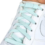 Elastische veters zonder strikken plat 7mm magnetische sluiting lichtgroen geregen in witte Nike Air Force 1