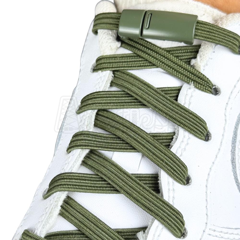 Elastische veters zonder strikken plat 7mm magnetische sluiting mosgroen geregen in witte Nike Air Force 1