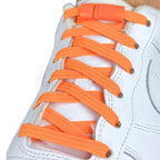 Elastische veters zonder strikken plat 7mm magnetische sluiting oranje geregen in witte Nike Air Force 1