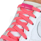 Elastische veters zonder strikken plat 7mm magnetische sluiting oranjerood geregen in witte Nike Air Force 1