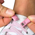 Elastische veters zonder strikken plat 7mm magnetische sluiting roze detailfoto van hoe de sluiting werkt