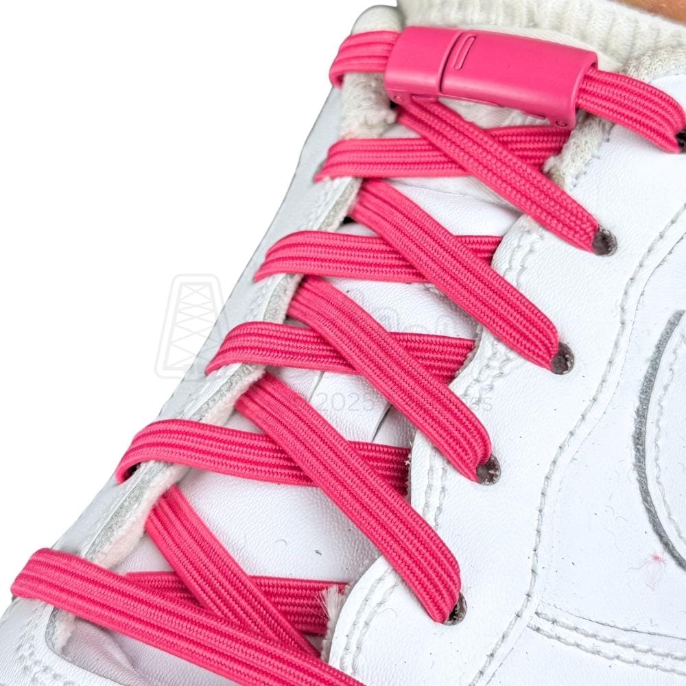 Elastische veters zonder strikken plat 7mm magnetische sluiting rozenrood geregen in witte Nike Air Force 1