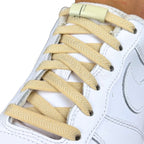 Elastische veters zonder strikken plat 8mm magnetische sluiting beige geregen in witte Nike Air Force 1