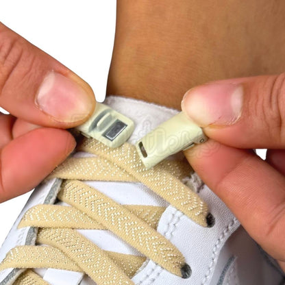Elastische veters zonder strikken plat 8mm magnetische sluiting beige detailfoto van hoe de sluiting werkt