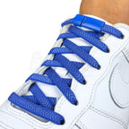 Elastische veters zonder strikken plat 8mm magnetische sluiting blauw geregen in witte Nike Air Force 1
