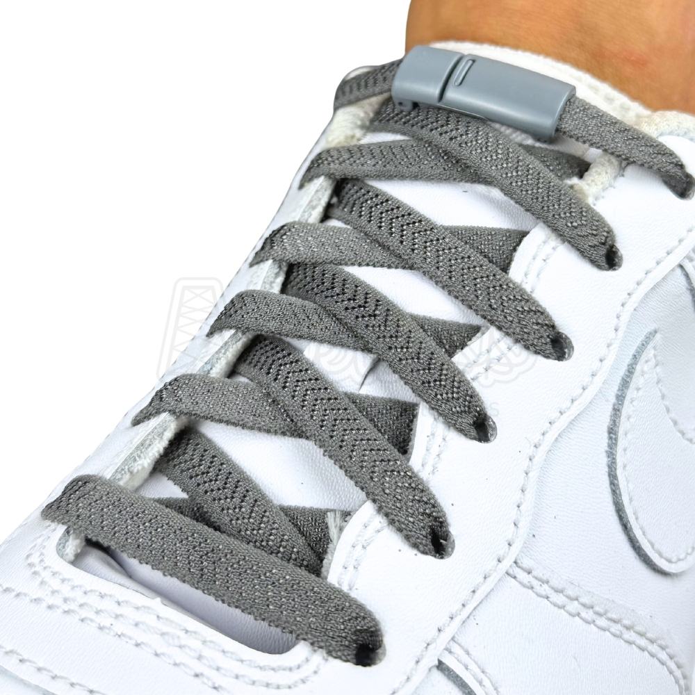 Elastische veters zonder strikken plat 8mm magnetische sluiting donkergrijs geregen in witte Nike Air Force 1