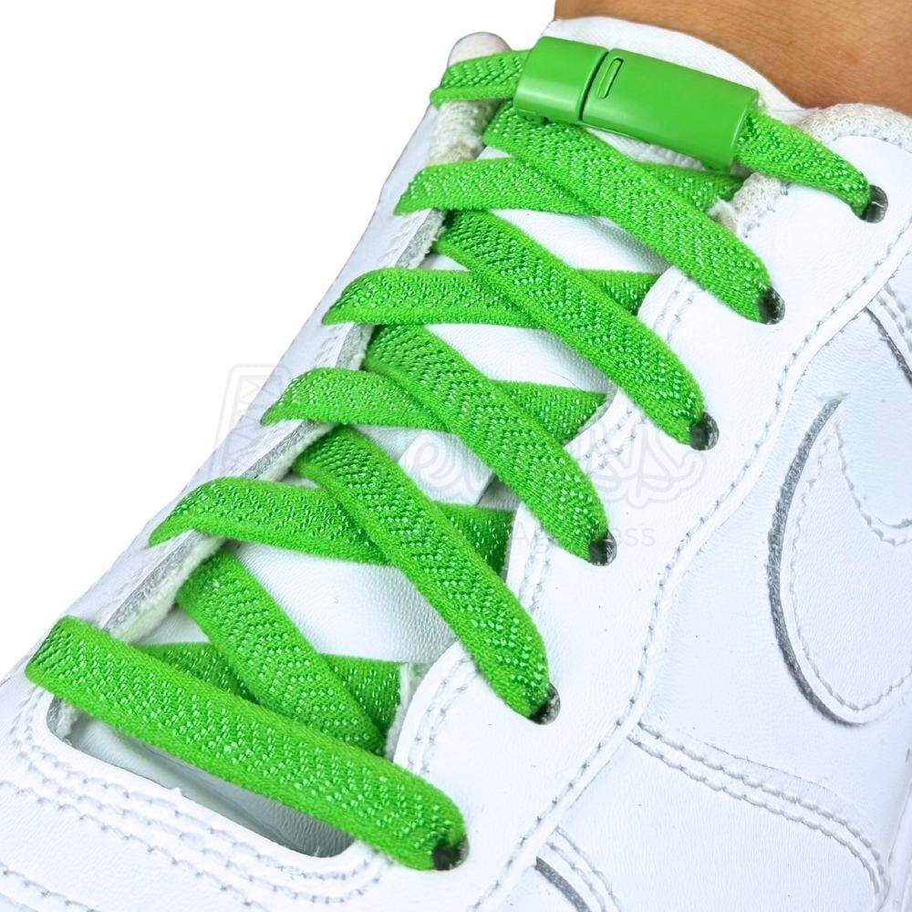 Elastische veters zonder strikken plat 8mm magnetische sluiting groen geregen in witte Nike Air Force 1