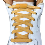 Elastische veters zonder strikken plat 8mm magnetische sluiting lichtbruin met stretch uitgerekt