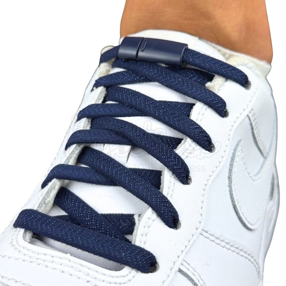 Elastische veters zonder strikken plat 8mm magnetische sluiting marineblauw geregen in witte Nike Air Force 1