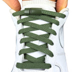 Elastische veters zonder strikken plat 8mm magnetische sluiting mosgroen met stretch uitgerekt