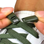 Elastische veters zonder strikken plat 8mm magnetische sluiting mosgroen detailfoto van hoe de sluiting werkt