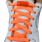 Elastische veters zonder strikken plat 8mm magnetische sluiting oranje met stretch uitgerekt