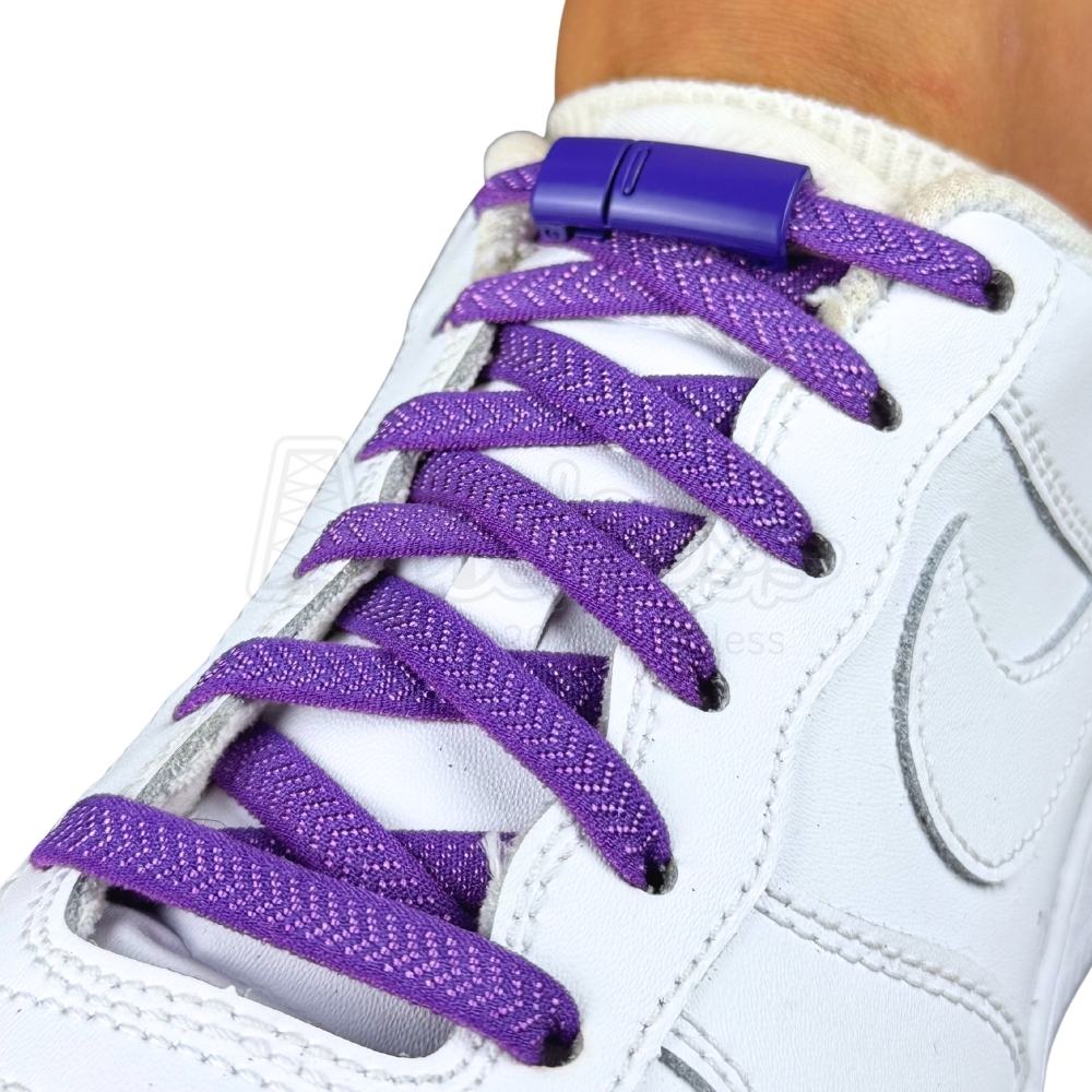 Elastische veters zonder strikken plat 8mm magnetische sluiting paars geregen in witte Nike Air Force 1