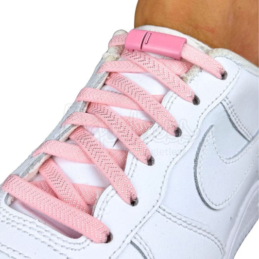 Elastische veters zonder strikken plat 8mm magnetische sluiting roze geregen in witte Nike Air Force 1