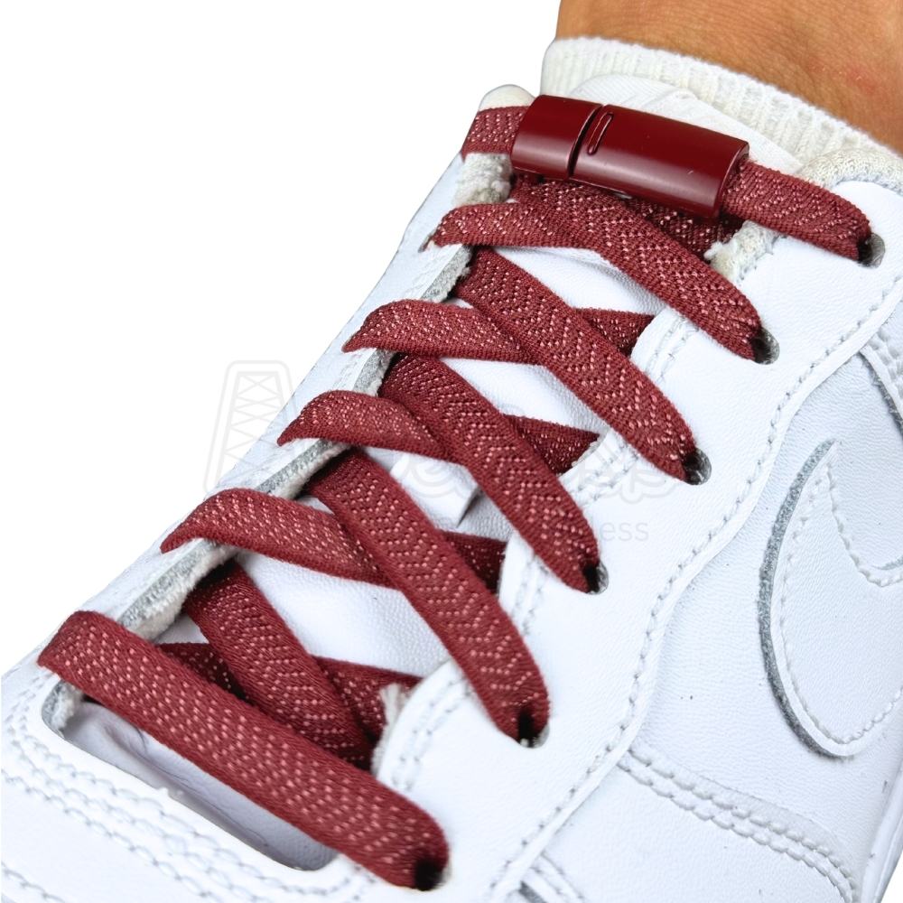 Elastische veters zonder strikken plat 8mm magnetische sluiting wijnrood geregen in witte Nike Air Force 1