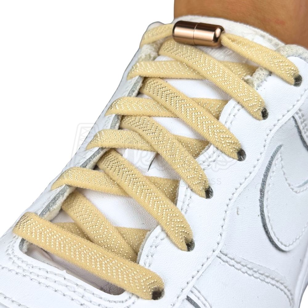 Elastische veters zonder strikken plat 8mm metalen draai capsule beige geregen in witte Nike Air Force 1