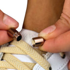 Elastische veters zonder strikken plat 8mm metalen draai capsule beige detailfoto van hoe de sluiting werkt