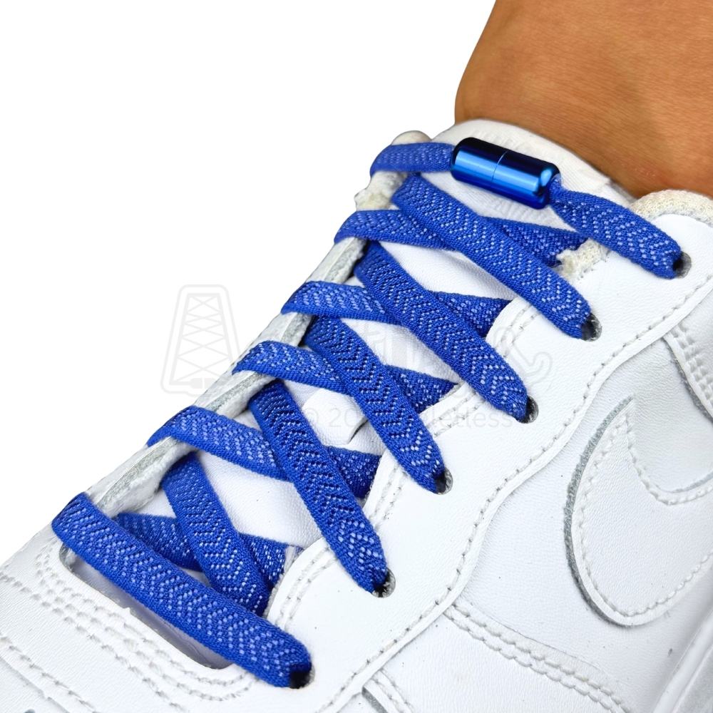 Elastische veters zonder strikken plat 8mm metalen draai capsule blauw geregen in witte Nike Air Force 1