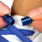 Elastische veters zonder strikken plat 8mm metalen draai capsule blauw detailfoto van hoe de sluiting werkt