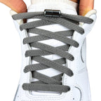 Elastische veters zonder strikken plat 8mm metalen draai capsule donkergrijs met stretch uitgerekt