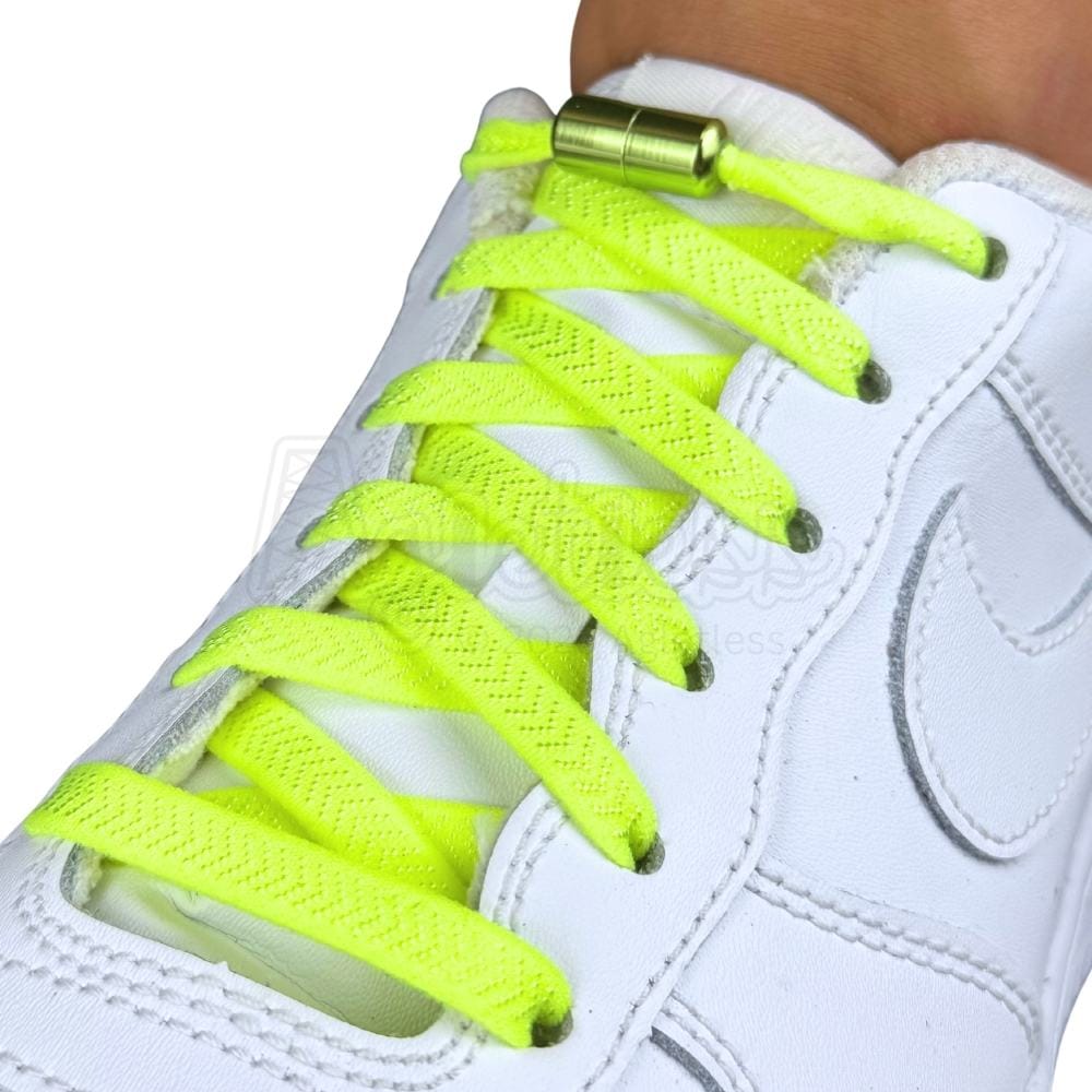 Elastische veters zonder strikken plat 8mm metalen draai capsule fluorescerend groen geregen in witte Nike Air Force 1