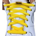 Elastische veters zonder strikken plat 8mm metalen draai capsule geel met stretch uitgerekt