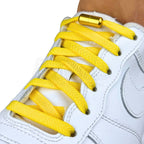 Elastische veters zonder strikken plat 8mm metalen draai capsule geel geregen in witte Nike Air Force 1