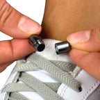 Elastische veters zonder strikken plat 8mm metalen draai capsule grijs detailfoto van hoe de sluiting werkt