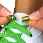 Elastische veters zonder strikken plat 8mm metalen draai capsule groen detailfoto van hoe de sluiting werkt