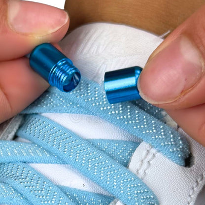 Elastische veters zonder strikken plat 8mm metalen draai capsule lichtblauw detailfoto van hoe de sluiting werkt