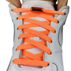 Elastische veters zonder strikken plat 8mm metalen draai capsule oranje met stretch uitgerekt