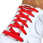 Elastische veters zonder strikken plat 8mm metalen draai capsule rood geregen in witte Nike Air Force 1