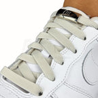 Elastische veters zonder strikken plat 9mm magnetische sluiting beige geregen in witte Nike Air Force 1