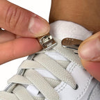 Elastische veters zonder strikken plat 9mm magnetische sluiting beige detailfoto van hoe de sluiting werkt