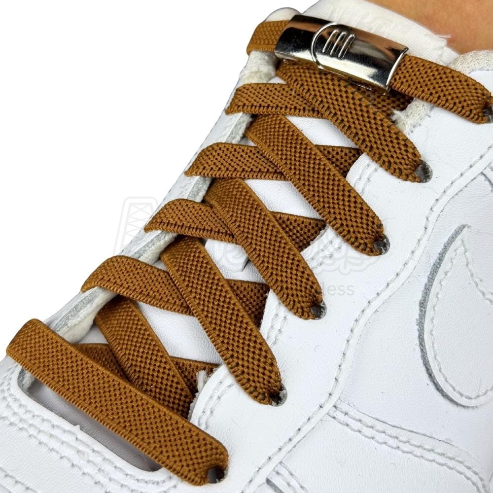 Elastische veters zonder strikken plat 9mm magnetische sluiting bruin geregen in witte Nike Air Force 1