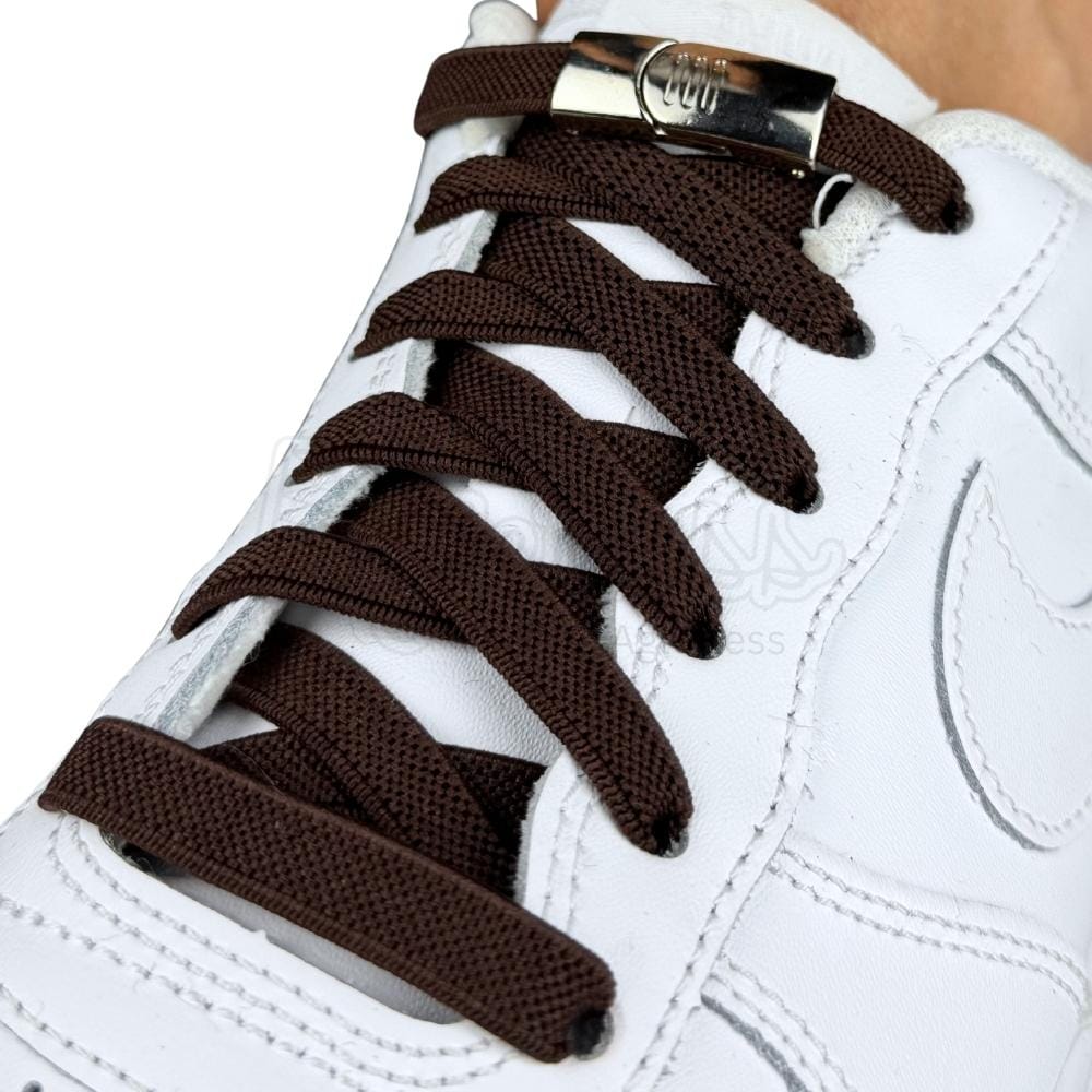 Elastische veters zonder strikken plat 9mm magnetische sluiting donkerbruin geregen in witte Nike Air Force 1
