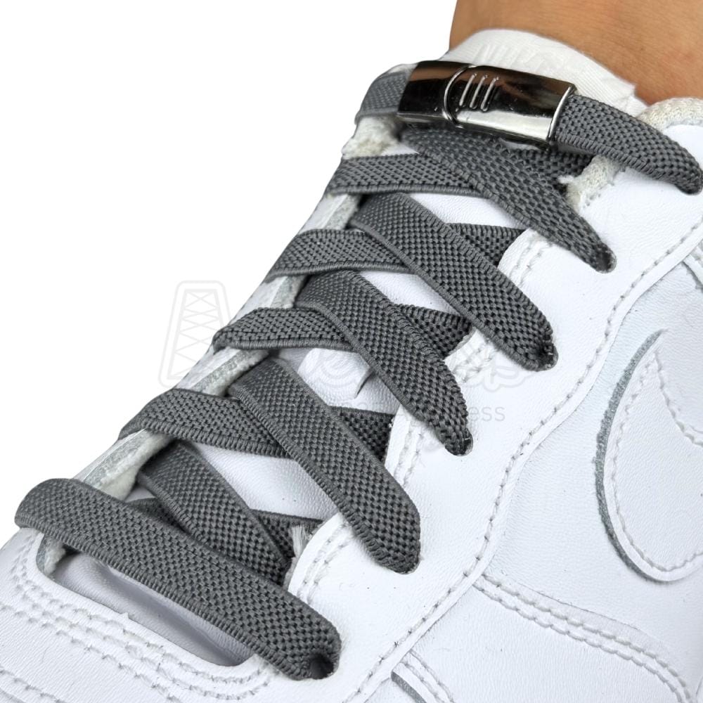 Elastische veters zonder strikken plat 9mm magnetische sluiting donkergrijs geregen in witte Nike Air Force 1