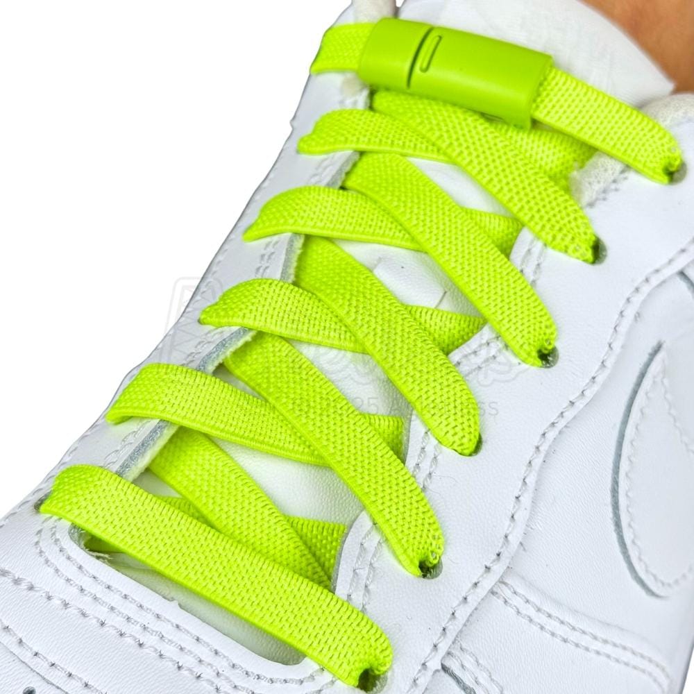 Elastische veters zonder strikken plat 9mm magnetische sluiting fluorescerend groen geregen in witte Nike Air Force 1