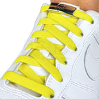 Elastische veters zonder strikken plat 9mm magnetische sluiting geel geregen in witte Nike Air Force 1