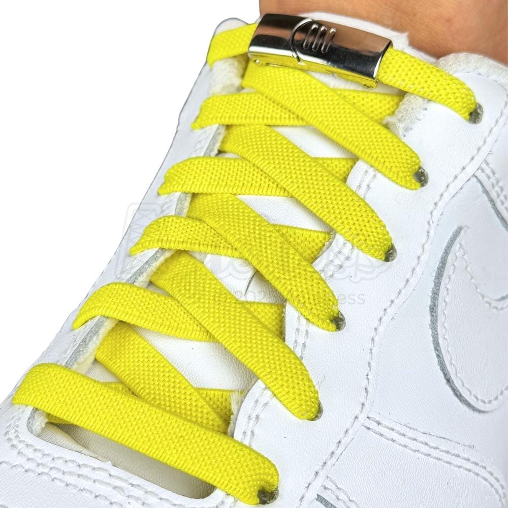 Elastische veters zonder strikken plat 9mm magnetische sluiting geel geregen in witte Nike Air Force 1