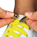 Elastische veters zonder strikken plat 9mm magnetische sluiting geel detailfoto van hoe de sluiting werkt