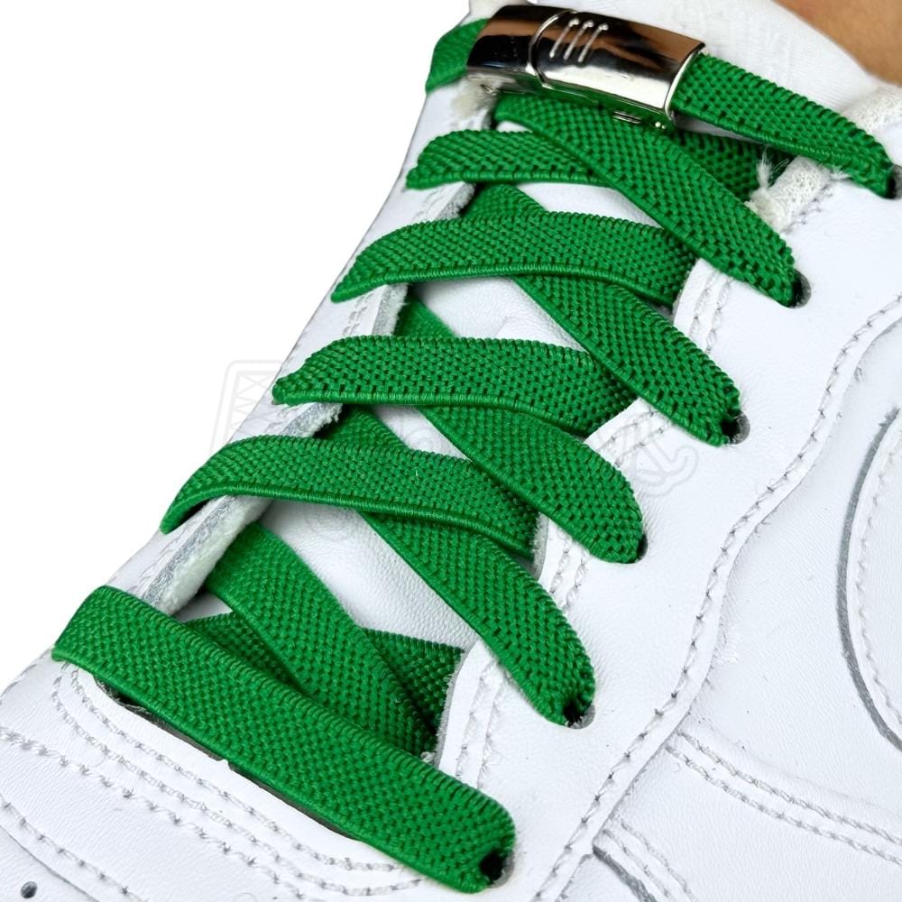 Elastische veters zonder strikken plat 9mm magnetische sluiting groen geregen in witte Nike Air Force 1