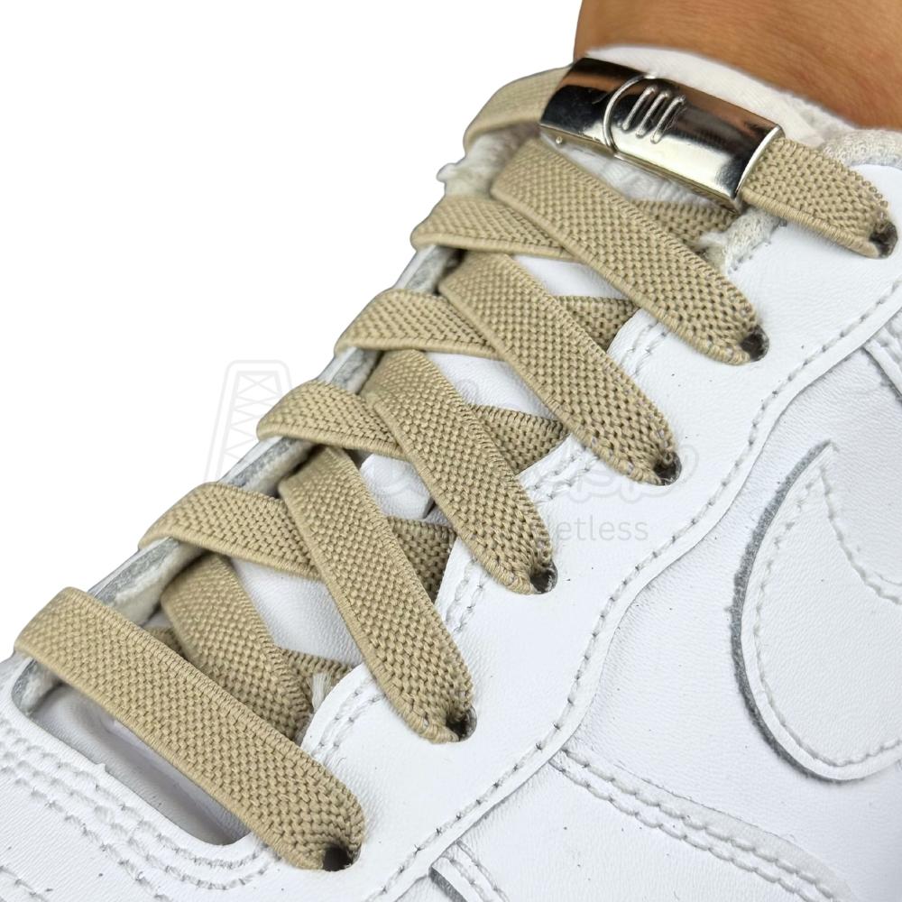 Elastische veters zonder strikken plat 9mm magnetische sluiting khaki geregen in witte Nike Air Force 1