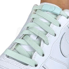 Elastische veters zonder strikken plat 9mm magnetische sluiting lichtgroen geregen in witte Nike Air Force 1