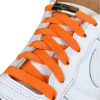 Elastische veters zonder strikken plat 9mm magnetische sluiting oranje geregen in witte Nike Air Force 1