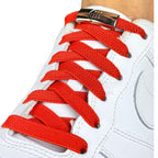 Elastische veters zonder strikken plat 9mm magnetische sluiting rood geregen in witte Nike Air Force 1