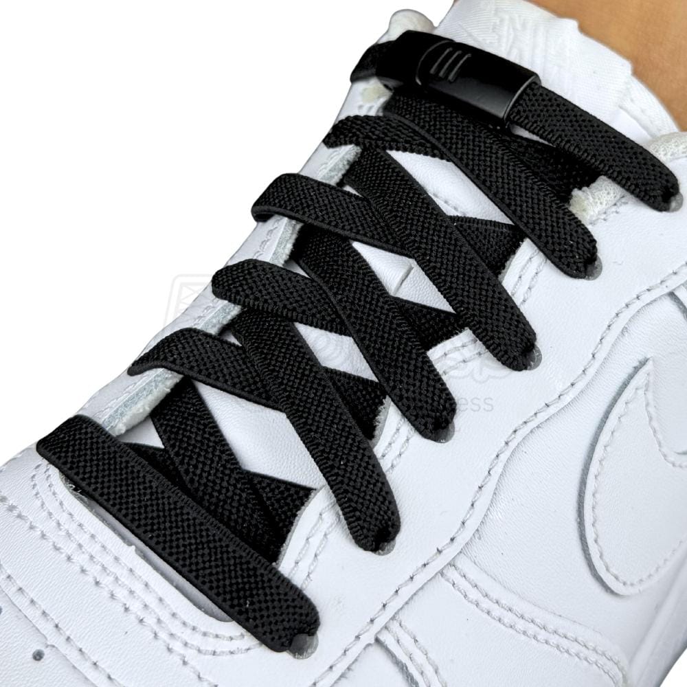 Elastische veters zonder strikken plat 9mm magnetische sluiting zwart geregen in witte Nike Air Force 1