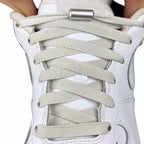 Elastische veters zonder strikken plat 9mm metalen draai capsule beige met stretch uitgerekt