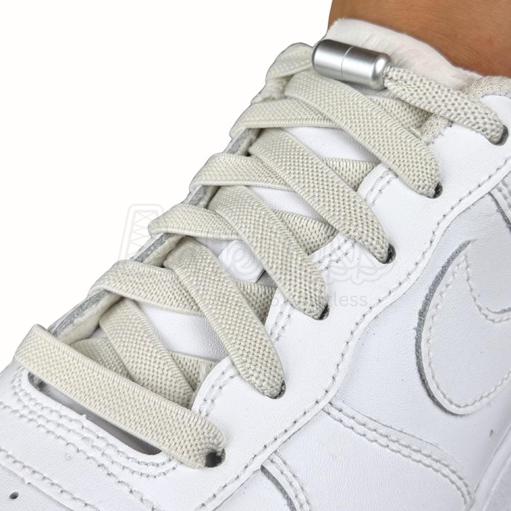 Elastische veters zonder strikken plat 9mm metalen draai capsule beige geregen in witte Nike Air Force 1