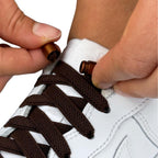 Elastische veters zonder strikken plat 9mm metalen draai capsule donkerbruin detailfoto van hoe de sluiting werkt